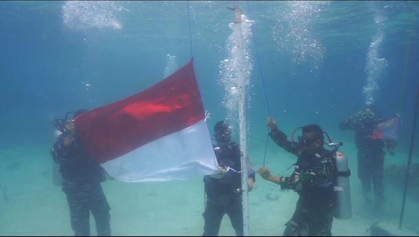 Personel Gabungan Kibarkan Bendera Merah Putih di Bawah Laut Pulau Pahawang