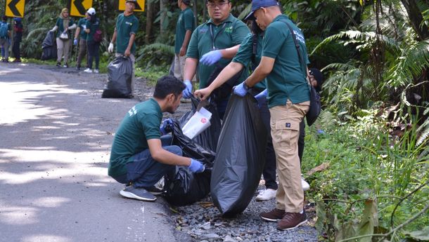 Hari Konservasi Alam, PLN dan Balai Besar TNBBS Bersihkan Sampah di Ruas Jalan Kawasan Hutan