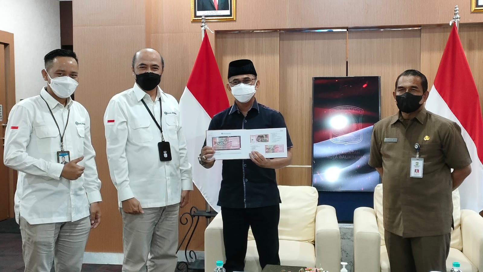 Kepala Kantor Perwakilan Bank Indonesia Balikpapan menyerahkan uang rupiah kertas tahun emisi ke Wali Kota Balikpapan Rahmad Mas'ud  Kamis (18/8/2022)