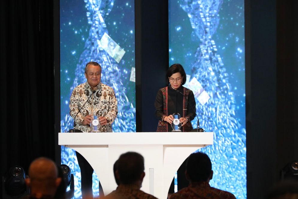 Gubernur Bank Indonesia Perry Warjiyo bersama Menteri Keuangan Sri Mulyani dalam acara peluncuran 7 (tujuh) pecahan Uang Rupiah Kertas Tahun Emisi 2022 (Uang TE 2022).