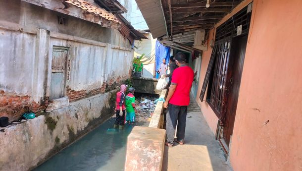 Cegah Banjir Warga Teluk Betung Gotong Royong Bersihkan Sampah di Aliran Sungai