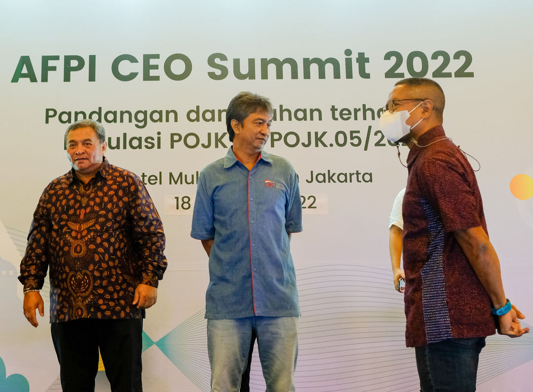 Ketua Umum AFPI Adrian Gunadi (kanan) bersama Direktur Pengaturan, Perizinan, dan Pengawasan Fintech OJK Tris Yulianta (tengah) berbincang di sela-sela AFPI CEO Summit 2020 bertajuk Pandangan dan Arahan terhadap Regulasi POJK 10/POJK.05/2022 di Jakarta, Kamis, 18 Agustus 2022. Foto: Ismail Pohan/TrenAsia