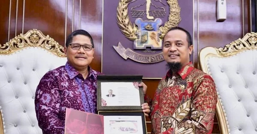 Gubernur Sulsel Andi Sudirman Sulaiman menerima koleksi uang rupiah baru tahun emisi 2022 dari Bank Indonesia.