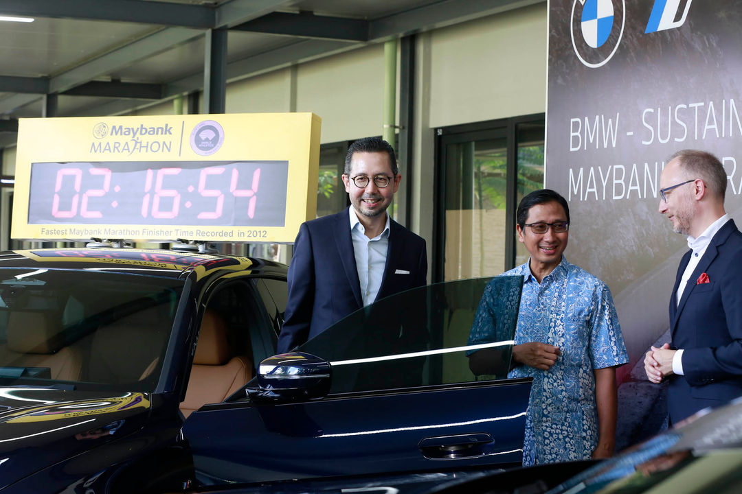 Dari ki-ka : President Director BMW Group Indonesia Ramesh Divyanathan -  Director Operations Maybank Indonesia merangkap Project Director Maybank Marathon 2022 Widya Permana - Managing Director BMW Group Asia Lars Nielsen berbincang usai acara seremonial serah terima rangkaian kendaraan BMW yang akan menjadi Lead Car di Maybank Marathon 2022, Jumat 19 Agustus 2022. Foto : Panji Asmoro/TrenAsia