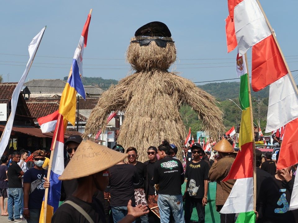 Boneka sawah dalam Karnaval HUT ke-77 RI di Kapanewon Imogiri, Sabtu (20/8/2022).