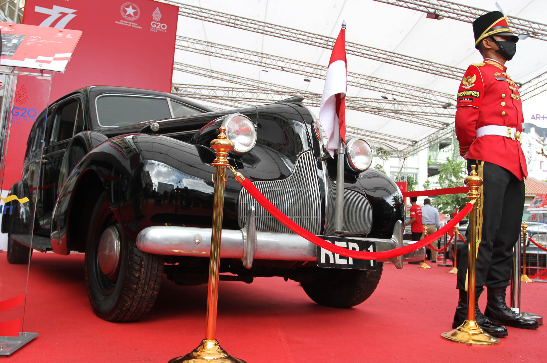 Buick produksi tahun 1939 yang pernah dipergunakan Presiden Soekarno jadi salah satu mobil yang dipamerkan dalam Pameran Arsip dan Mobil Kepresidenan di Komplek Sarinah Jakarta, Minggu 21 Agustus 2022. Foto : Panji Asmoro/TrenAsia