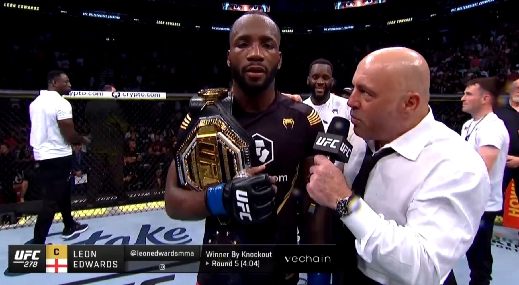 Tangkapan layar Joe Rogan menginterview Leon Edwards setelah berhasil merebut sabuk UFC kelas Welter.