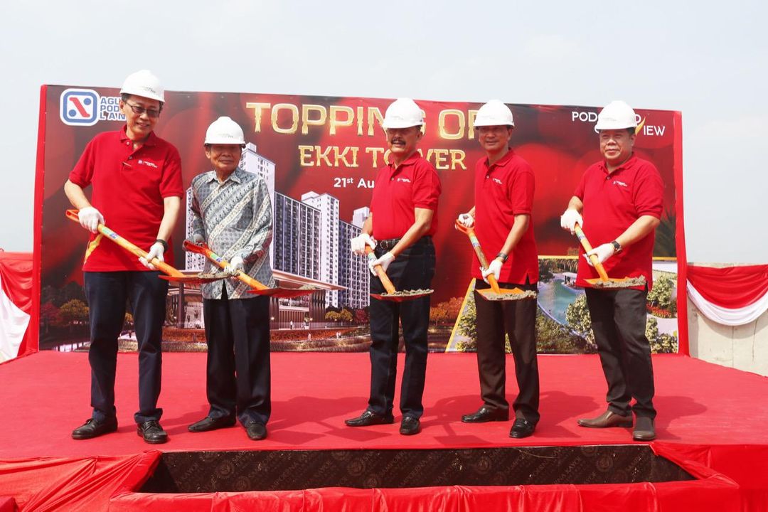 Topping Off Apartemen Mewah Bernuansa Resort

Direktur Utama PT Graha Tunas Selaras Noer Indradjaja (tengah), Marketing Director PT Agung Podomoro Land Tbk. Agung Wirajaya (kedua kanan), Marketing Manager Podomoro Golf View Ferdynand Sadrach (kanan), bersama Direktur PT Dipa Menka Engineering Tiar Sugianto Irrawadi (kedua kiri) dan General Manager Project Podomoro Golf View Handoko Hardjopranoto (kiri) dalam seremoni Topping Off Tower Ekki Podomoro Golf View di Cimanggis, Minggu (21/8/2022). 

Podomoro Golf View mengembangkan Tower Ekki yang merupakan apartemen bernuansa resort di kawasan prestisius wilayah selatan Jakarta untuk memenuhi kebutuhan masyarakat akan tempat tinggal dan investasi properti. Foto: Ismail Pohan/TrenAsia