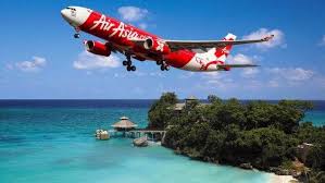 Pesawat Air Asia terbang di atas kawasan wisata Labuan Bajo.