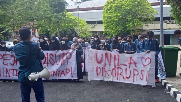 Rektor Tersangka Kasus Korupsi, Puluhan Mahasiswa Demo di Gedung Rektorat Unila