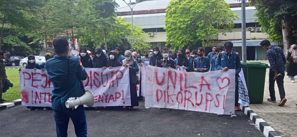 Puluhan mahasiswa Universitas Lampung (Unila) menggeruduk demo Gedung Rektorat pada Senin, 21 Agustus 2022.