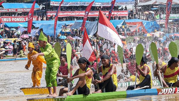 Buka  Festival Pacu Jalur Taluk Kuantan 2022, Menparekraf: 'Ini Momentum Kebangkitan Ekonomi Riau'