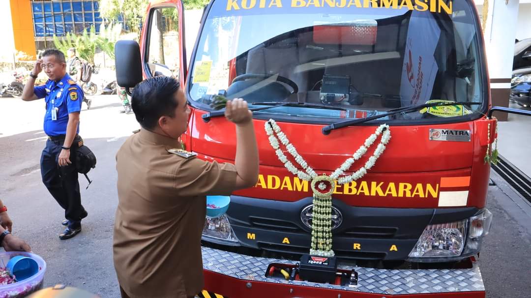 Walikota Banjarmasin meresmikan armada baru mobil pemadam kebakaran milik DPKP Kota Banjarmasin
