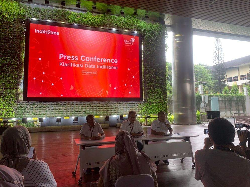 Press conference bersama VP Network/IT Strategy, Technology & Architecture Telkom Rizal Akbar dan EGM Divisi Information Technology Telkom Sihmirmo Adi di Telkom Landmark Tower.