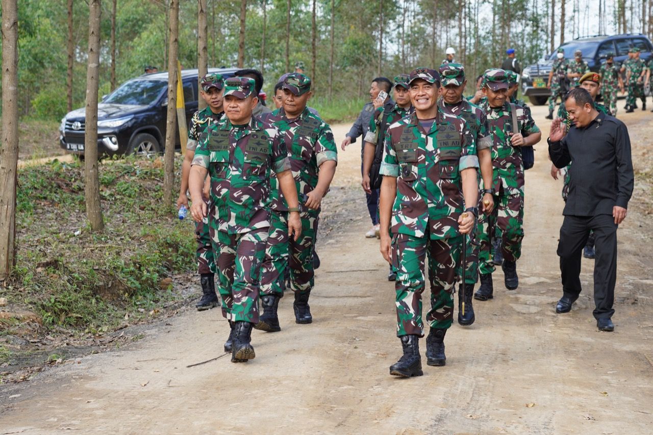 Tinjau Titik Nol IKN, Kasad Dianugerahi Gelar Adat Kakah Demong Agung Bela Negara