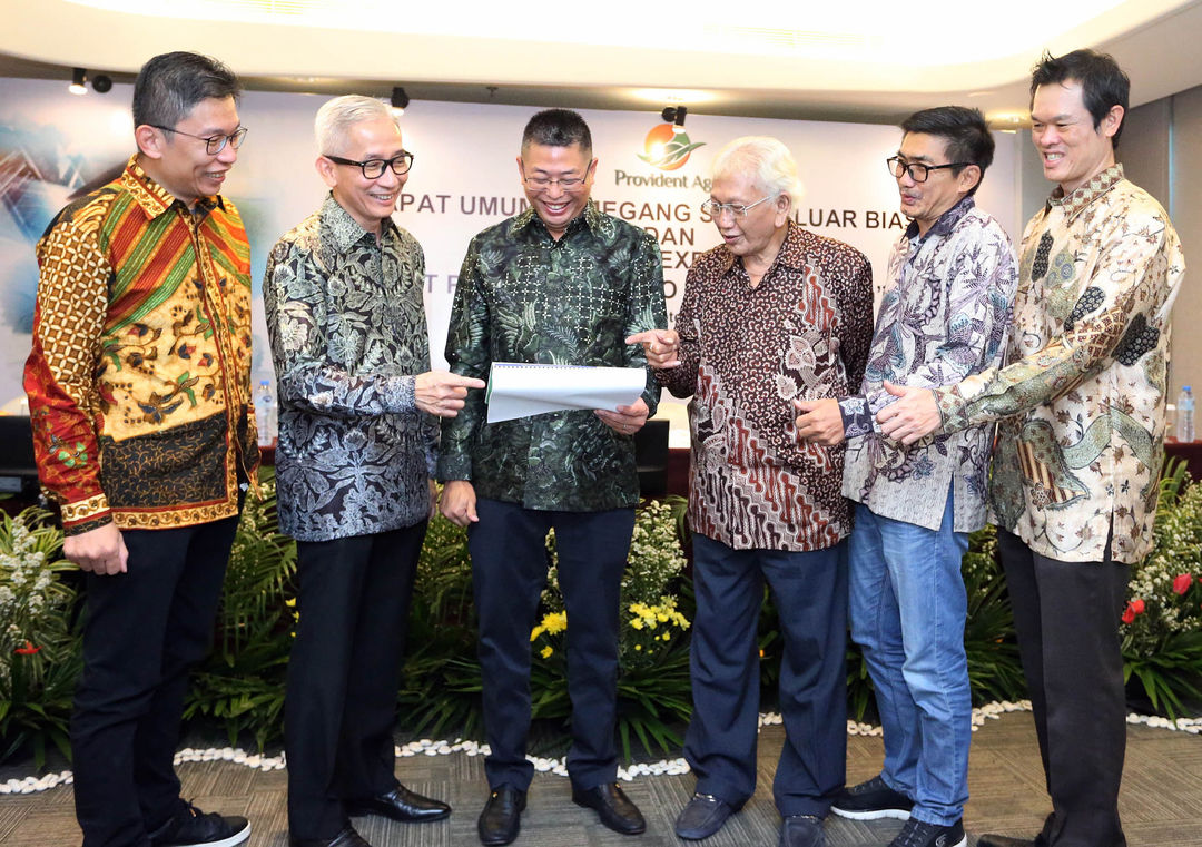 Presiden Direktur PT Provident Agro Tbk (PALM) Tri Boewono (ketiga kiri) didampingi Komisaris Utama PALM Maruli Gultom (ketiga kanan), Komisaris Independen PALM Kumari (kedua kanan), Komisaris Independen PALM Johnson Chan (kanan), Direktur PALM Budianto Purwahjo (kedua kiri), dan Direktur PALM Devin Antonio Ridwan (kiri), foto bersama usai pelaksanaan Rapat Umum Pemegang Saham Luar Biasa (RUPSLB) PALM dilanjutkan Public Expose secara online, Selasa 23 Agustus 2022. Foto : Panji Asmoro/TrenAsia