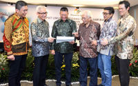 Presiden Direktur PT Provident Agro Tbk (PALM) Tri Boewono (ketiga kiri) didampingi Komisaris Utama PALM Maruli Gultom (ketiga kanan), Komisaris Independen PALM Kumari (kedua kanan), Komisaris Independen PALM Johnson Chan (kanan), Direktur PALM Budianto Purwahjo (kedua kiri), dan Direktur PALM Devin Antonio Ridwan (kiri), foto bersama usai pelaksanaan Rapat Umum Pemegang Saham Luar Biasa (RUPSLB) PALM dilanjutkan Public Expose secara online, Selasa 23 Agustus 2022. Foto : Panji Asmoro/TrenAsia