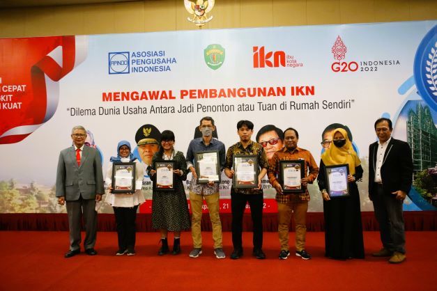 Para peraih penghargaan Apindo Kaltim Award 2022 kategori Kompetisi Jurnalistik. Foto: Humas Apindo Kaltim  