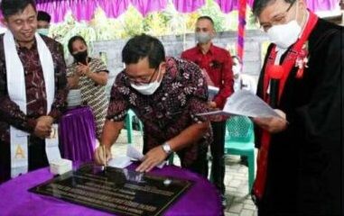 Wakil Gubernur Sulut Steven Kandouw saat menandatangani prasasti peresmian gedung gereja GMIM Kanaan Pineleng. (Foto:Istimewa)