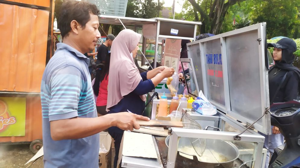 Penjual sotong di Kambang Iwak