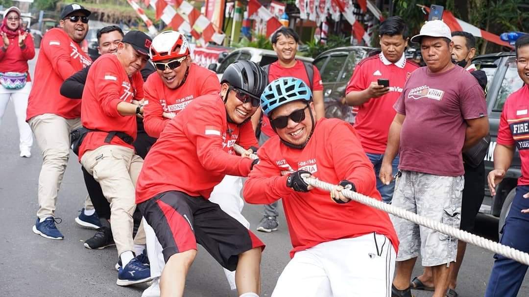 Olahraga tradisional Tarik Tambang yang diikuti Walikota Banjarmasin Ibnu Sina (Diskominfo Banjarmasin)