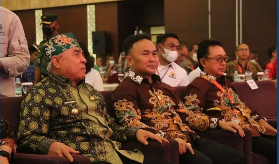 Gubernur Kaltim, Isran Noor dan Gubernur Kalteng, Sugianto Sabran membahas persoalan sawit. Foto: Biro Adpim Pemprov Kaltim.