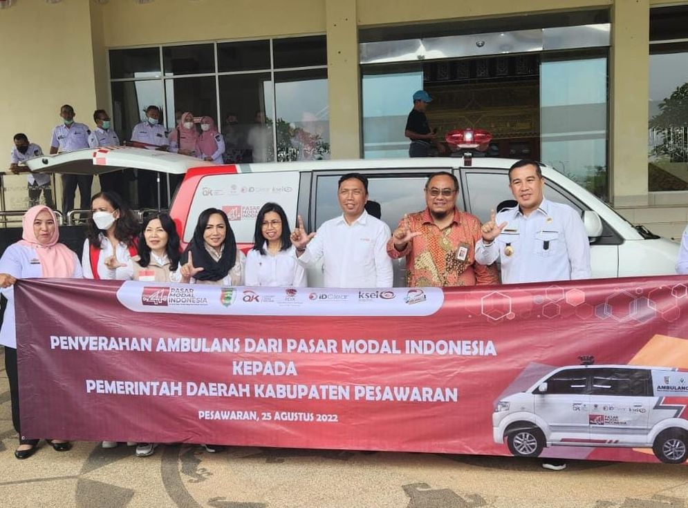 Bantuan ambulans diserahkan secara simbolis oleh Direktur KSEI selaku perwakilan Panitia HUT Pasar Modal Indonesia, Syafruddin kepada Bupati Pesawaran, Dendi Ramadhona didampingi Ketua OJK Lampung Bambang Hermanto. 