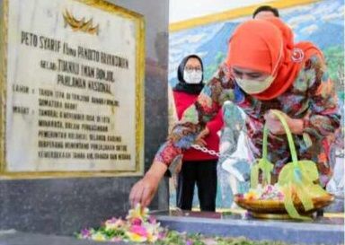 Gubernur Jawa Timur Hj Khofifa Indar Parawansa berziarah ke makam Tuanku Imam Bonjol. (Foto:Istimewa)