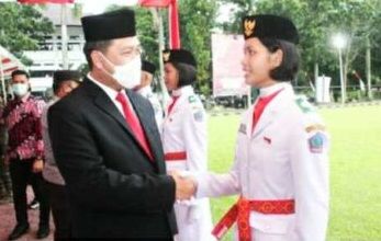 Wagub Steven Kandouw berjabatangan dengan anggota Paskibraka Sulut yang baru saja dikukuhkan. (Foto:Istimewa)