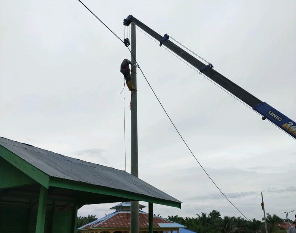 PLN UP3 Berau mempercepat pemasangan tiang di 2 kampung. 