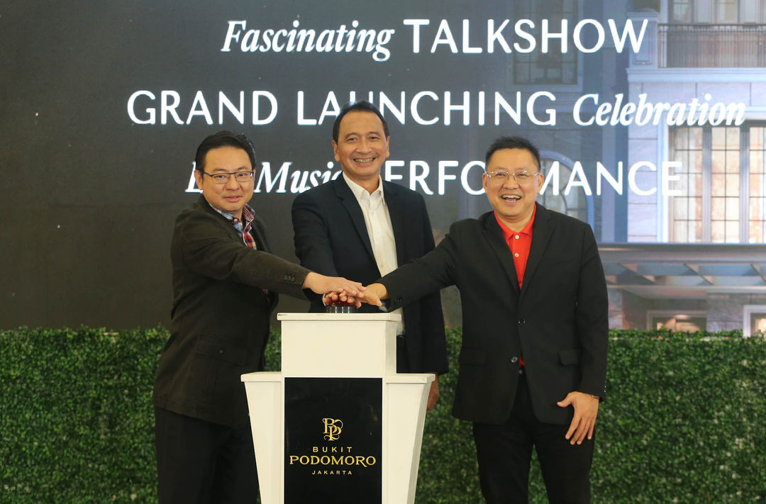 Marketing Director PT Agung Podomoro Land Tbk Agung Wirajaya (tengah), Chief Marketing Officer Bukit Podomoro Jakarta Zaldy Wihardja (kiri), dan President Director Era Indonesia Darmadi Darmawangsa (kanan) saat Grand Launching Celebration penjualan tahap II dan peluncuran unit Luxury Super Premium usai webinar Dunia Properti, Pulih Cepat, Bangkit Lebih Kuat di Senayan City, Sabtu 27 Agustus 2022. Foto : Panji Asmoro/TrenAsia