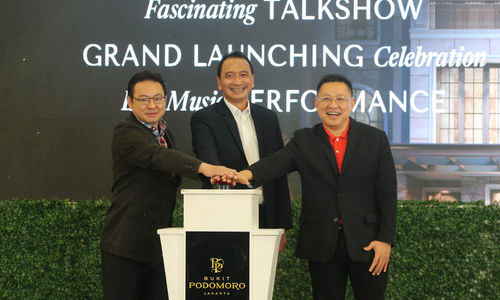Marketing Director PT Agung Podomoro Land Tbk Agung Wirajaya (tengah), Chief Marketing Officer Bukit Podomoro Jakarta Zaldy Wihardja (kiri), dan President Director Era Indonesia Darmadi Darmawangsa (kanan) saat Grand Launching Celebration penjualan tahap II dan peluncuran unit Luxury Super Premium usai webinar Dunia Properti, Pulih Cepat, Bangkit Lebih Kuat di Senayan City, Sabtu 27 Agustus 2022. Foto : Panji Asmoro/TrenAsia