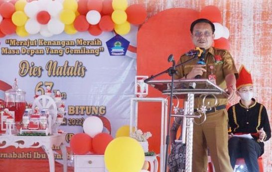 Wali Kota Bitung Maurits Mantiri saat menyampaikan sambutan dalam rangka Dies Natalis ke 67 SMP Negeri I Bitung. (Foto:Istimewa)