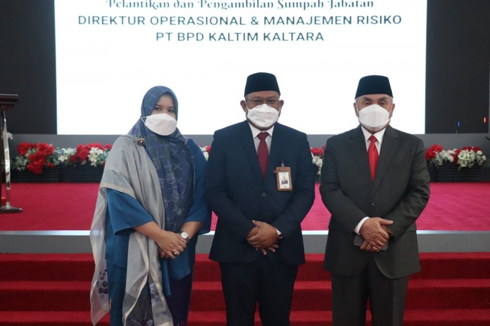 Direktur Operasional Bankaltimtara, Muhammad Edwin (tengah) usai dilantik oleh Gubernur Kaltim, Isran Noor. 