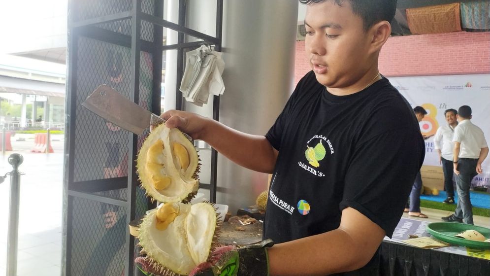 PALEMBANG, WongKito.co -  Pengelola Bandara Sultan Mahmud Badaruddin (SMB) II Palembang menyelenggarakan  festival durian yang ditanggapi antusias dengan pengunjung. .