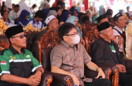 Wali Kota Manado Andrei Angouw (tengah depan) saat menghadiri acara HUT Paguyuban Warga Manado Asal Lamongan. (Foto:Istimewa)