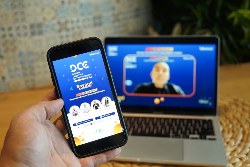 Telkomsel membuka pendaftaran UMKM dan meluncurkan kembali program DCE 2.0 dalam Kick-Off Webinar yang bertemakan 'Elevate Your Business Using Digital Creative'.