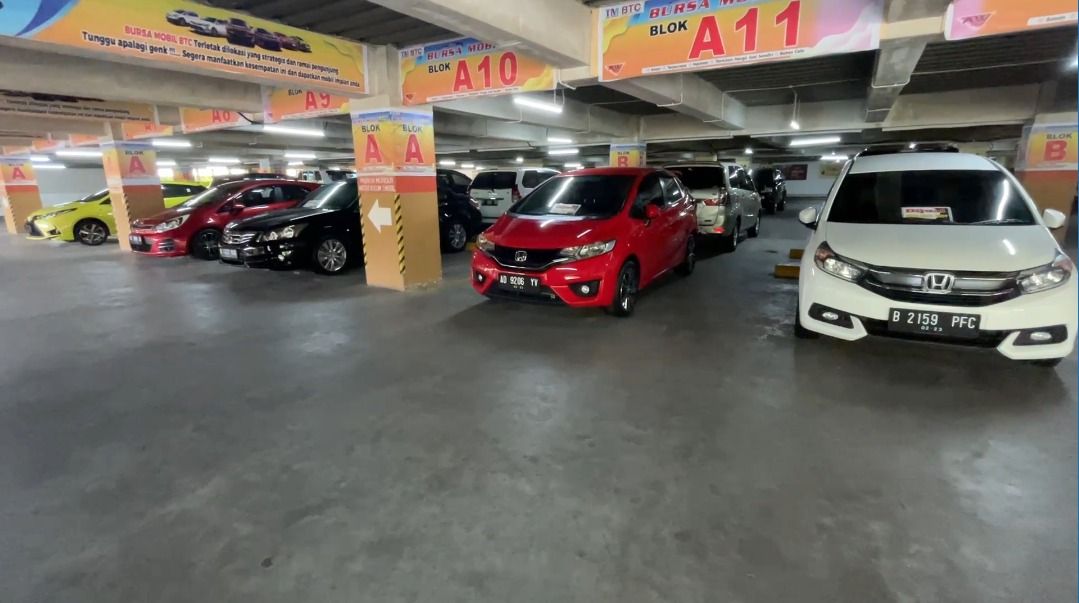 Deretan mobil bekas berkualitas yang dipasarkan di Bursa Mobil BTC, Balikpapan. Masyarakat bisa menyaksikan kendaraan yang dipasarkan melalui aplikasi OLX Autos. Foto: Bursa Mobil BTC/ Istimewa   