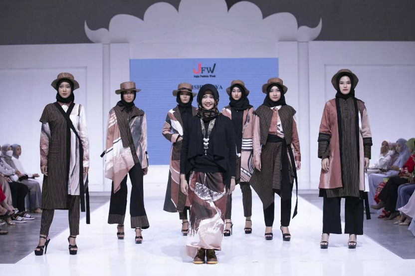 Salah satu desainer dan karyanya dalam Jogja Fashion Week 2022.