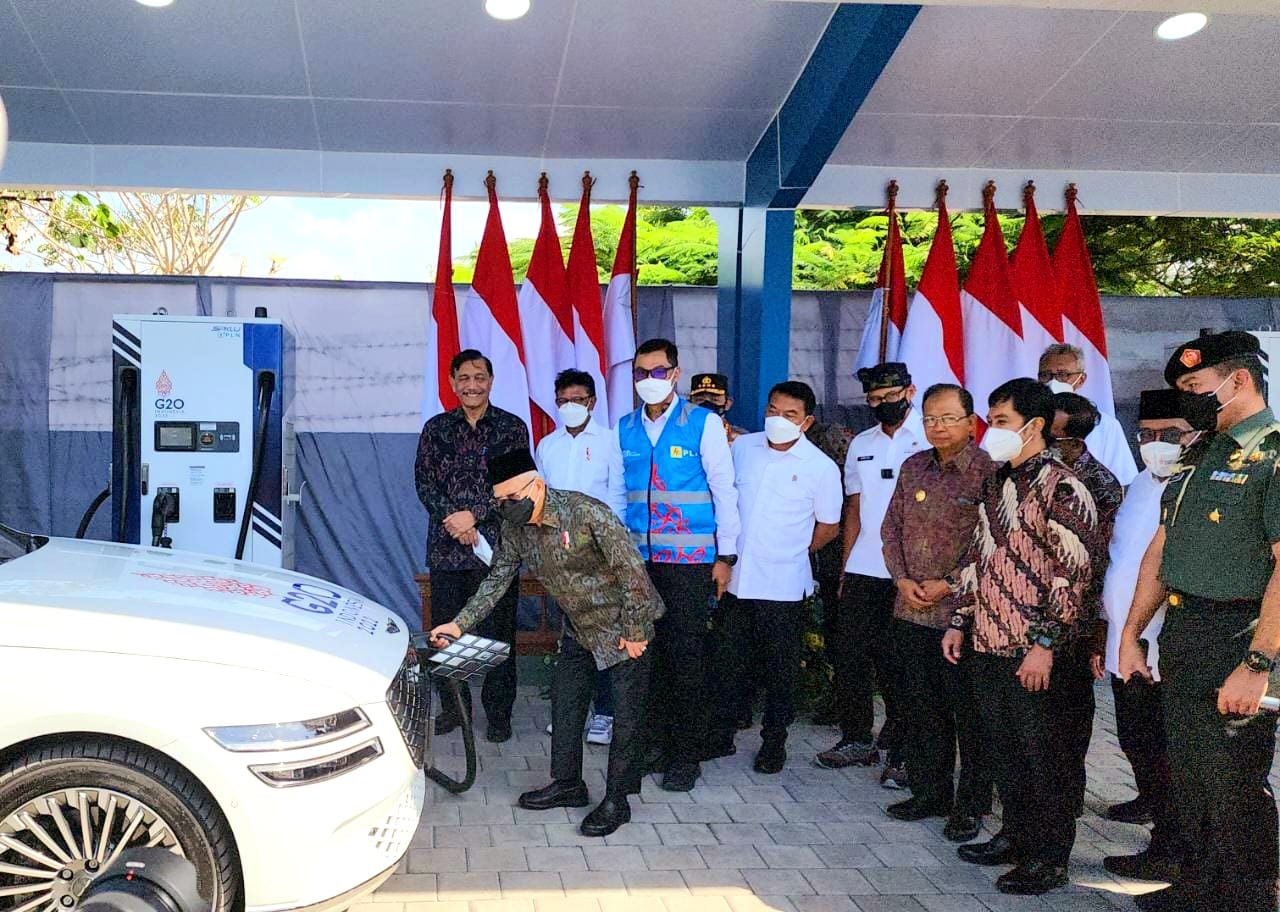 Wakil Presiden Ma'ruf Amin saat melakukan pengisian pada kendaraan listrik. (Foto:Istimewa)
