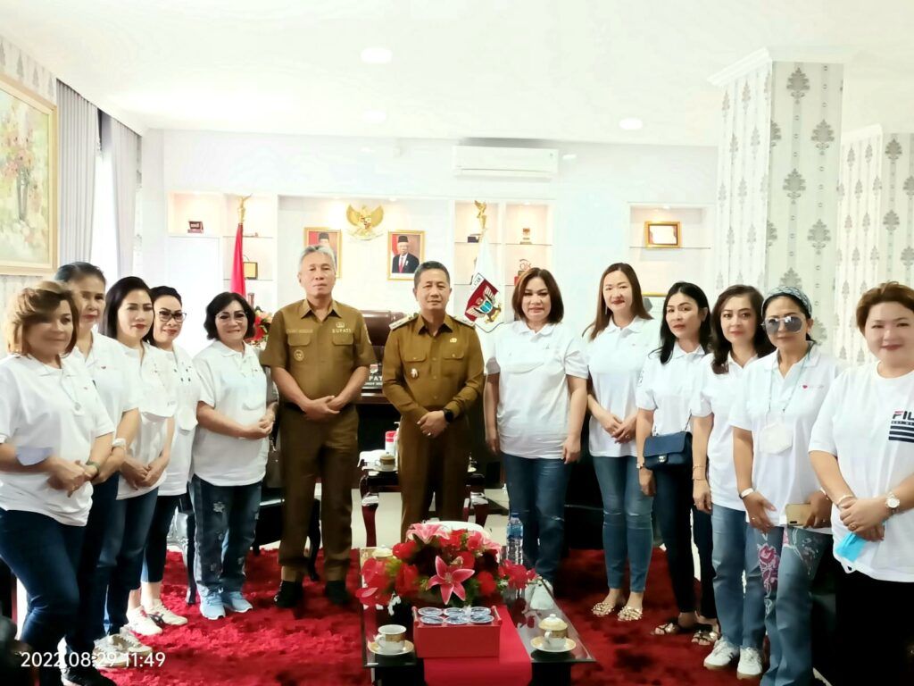 Bupati Minsel Frangky Wongkar dan Wabup Petra Rembang saat menerima kunjungan dari PPTM. (Foto:Istimewa)