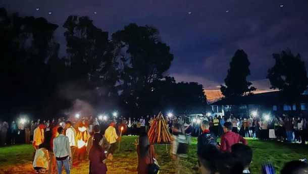 Misa Syukur dan Seremoni Penyalaan Api Unggun Warnai Acara Penutupan Kegiatan PKKBM FKIP Unika Ruteng