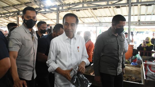 Kunjungan ke Pasar Pasir Gintung, Jokowi Berikan Paket Sembako dan Uang Tunai ke Pedagang