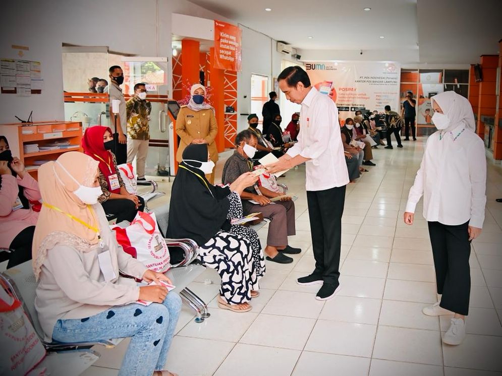 Presiden Jokowi saat meninjau langsung penyaluran BLT BBM di Kantor Pos Pahoman, Bandar Lampung pada Sabtu, 3 September 2022.