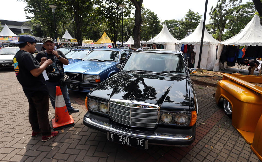 Berbagai macam barang langka seperti spare part dan accesoris mobil,motor unik dan jadul jadi salah satu daya tarik  utama dalam acara Oto Bursa Tumplek Blek 2022 yang berlangsung di Parkir Timur Senayan Jakarta. Minggu 4 September 2022. Foto : Panji Asmoro/TrenAsia