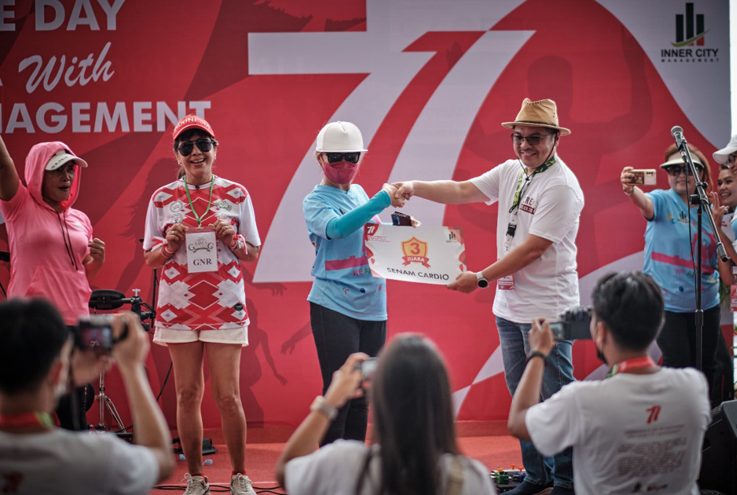 Manager Community Care Inner City Management (ICM) Rusli Usman saat menyerahkan hadiah kepada para pemenang lomba rangkaian puncak perayaan Hari Ulang Tahun (HUT) ke-77 Republik Indonesia (RI) yang diselenggarakan di Baywalk Mall Pluit, Jakarta, Sabtu 3 September 2022. Foto : Panji Asmoro/TrenAsia