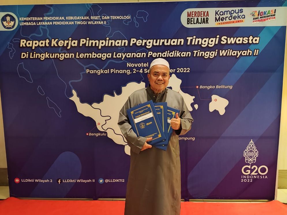 Rektor IIB Darmajaya, Dr. Ir. H. Firmansyah Y. Alfian, M.B.A., M.Sc. saat menerima penghargaan.