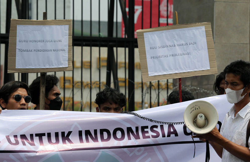 Dukungan agar Rancangan Undang Undang Sistem Pendidikan Nasional (RUU Sisdiknas) masuk dalam Program Legislasi Nasional (Prolegnas) Prioritas Perubahan 2022 terus mengalir. Setelah dukungan dari organisasi guru, pengamat, dan akademisi, kini sejumlah elemen masyarakat juga memberikan dukungan serupa. Mereka menggelar aksi simpatik mendesak Dewan Perwakilan Rakyat (DPR) segera membahas dan mengesahkan beleid tersebut.