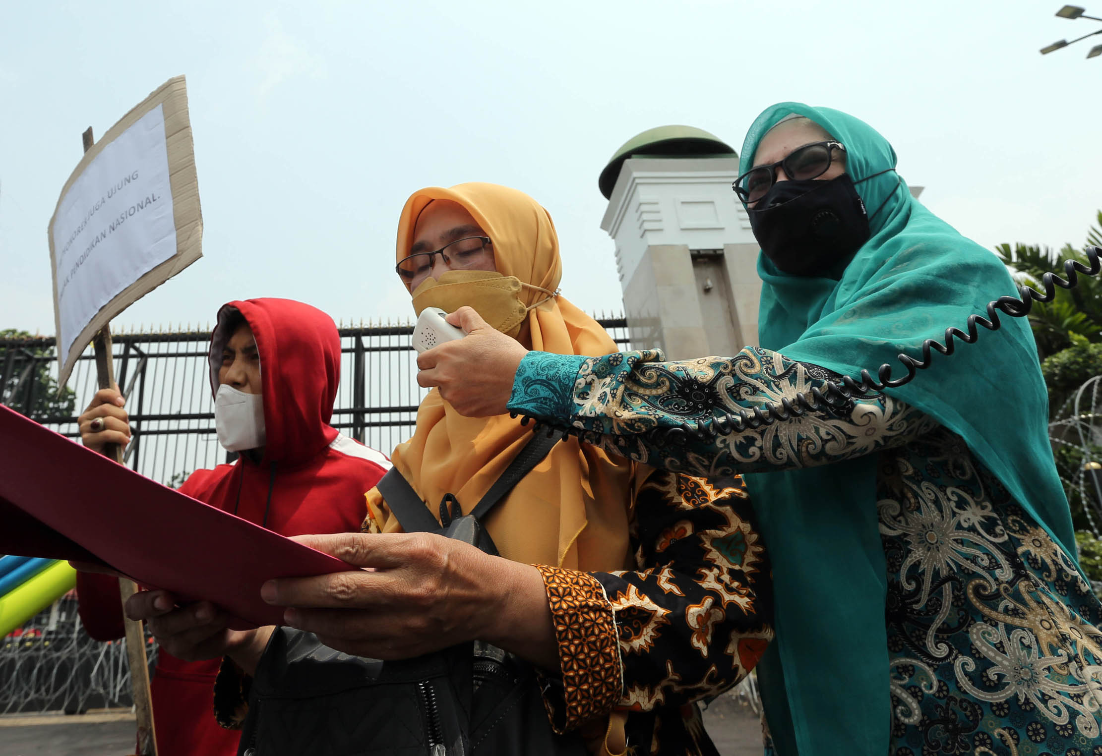 Sejumlah massa dari Forum Guru untuk Indonesia Cerdas melakukan aksi damai dan membacakan surat terbuka di depan Gedung MPR/DPR untuk mendukung dimasukkannya RUU Sisdiknas ke dalam Program Legislasi Nasional (Prolegnas) Prioritas Perubahan 2022, di Jakarta, Senin 5 September 2022.  Surat terbuka yang disampaikan berisi empat poin penting untuk segera merevisi UU No. 20 tahun 2003 tentang Sisdiknas. Foto : Panji Asmoro/TrenAsia