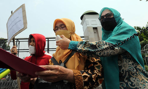 Sejumlah massa dari Forum Guru untuk Indonesia Cerdas melakukan aksi damai dan membacakan surat terbuka di depan Gedung MPR/DPR untuk mendukung dimasukkannya RUU Sisdiknas ke dalam Program Legislasi Nasional (Prolegnas) Prioritas Perubahan 2022, di Jakarta, Senin 5 September 2022.  Surat terbuka yang disampaikan berisi empat poin penting untuk segera merevisi UU No. 20 tahun 2003 tentang Sisdiknas. Foto : Panji Asmoro/TrenAsia